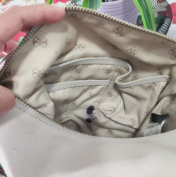 Guess bag with free wallet/cellphone holder - Picture 4 of 7